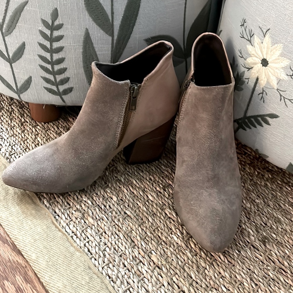 Anthropologie Diba True neutral light taupe tan suede leather ankle boots 6.5